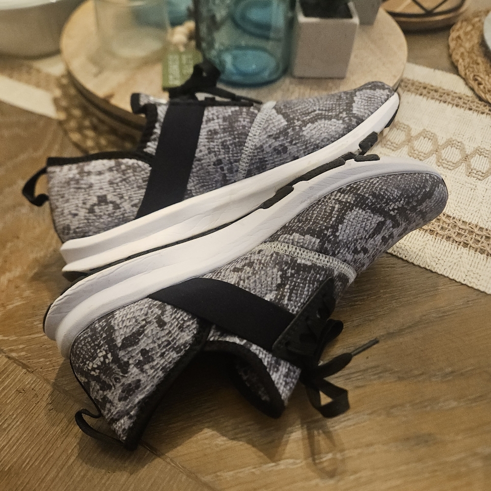 New Balance Tennis Shoes Snake Print 9 - Picture 8 of 16